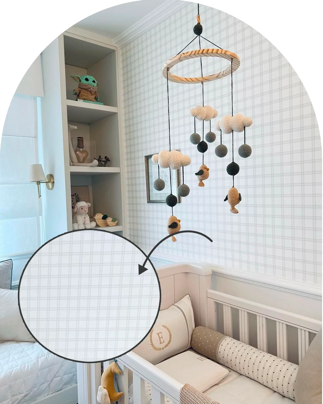 Quarto de bebê com papel de parede xadrez e móbile de crochê