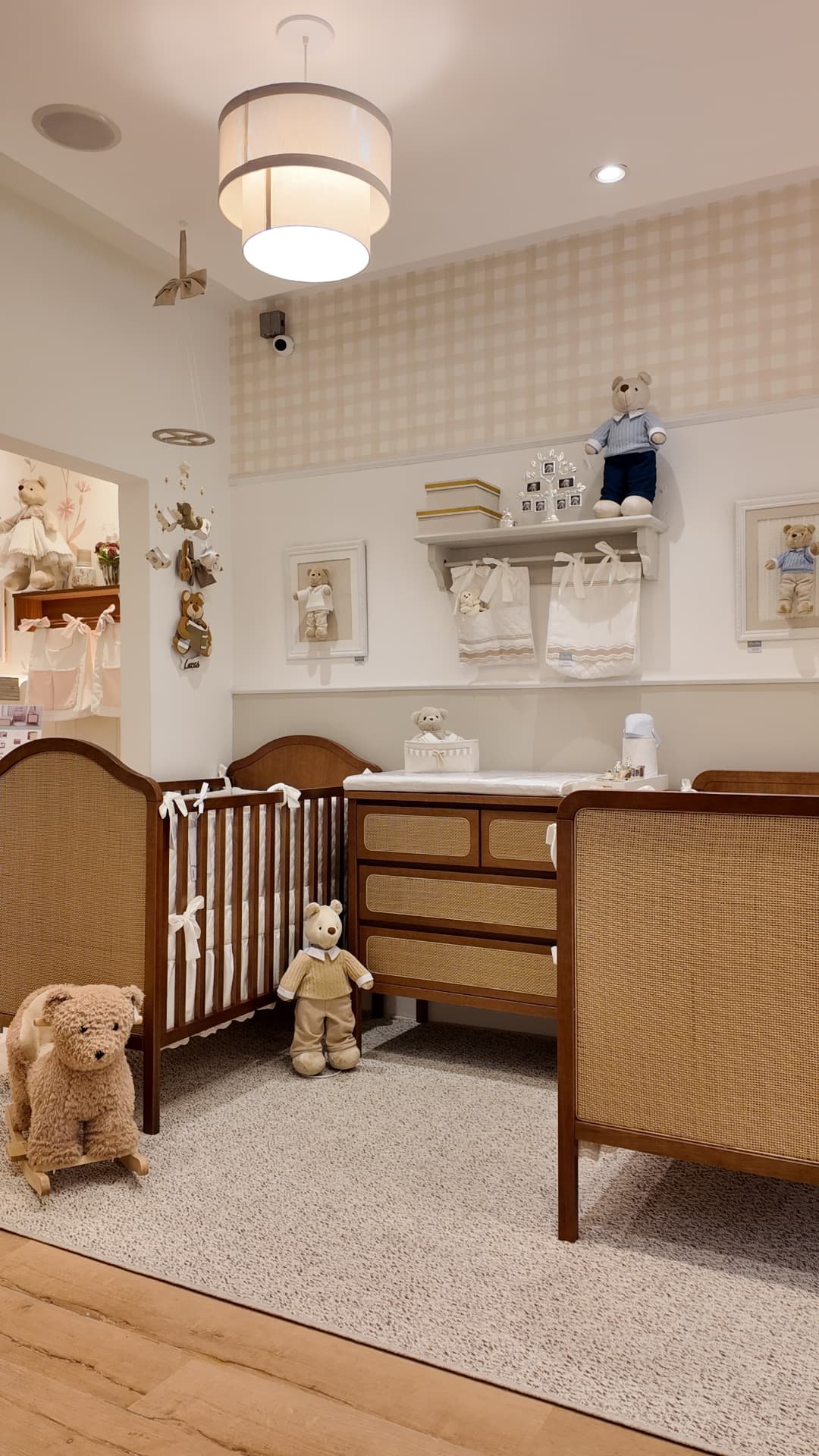 Quarto de bebê com móveis de madeira e ursos de pelúcia