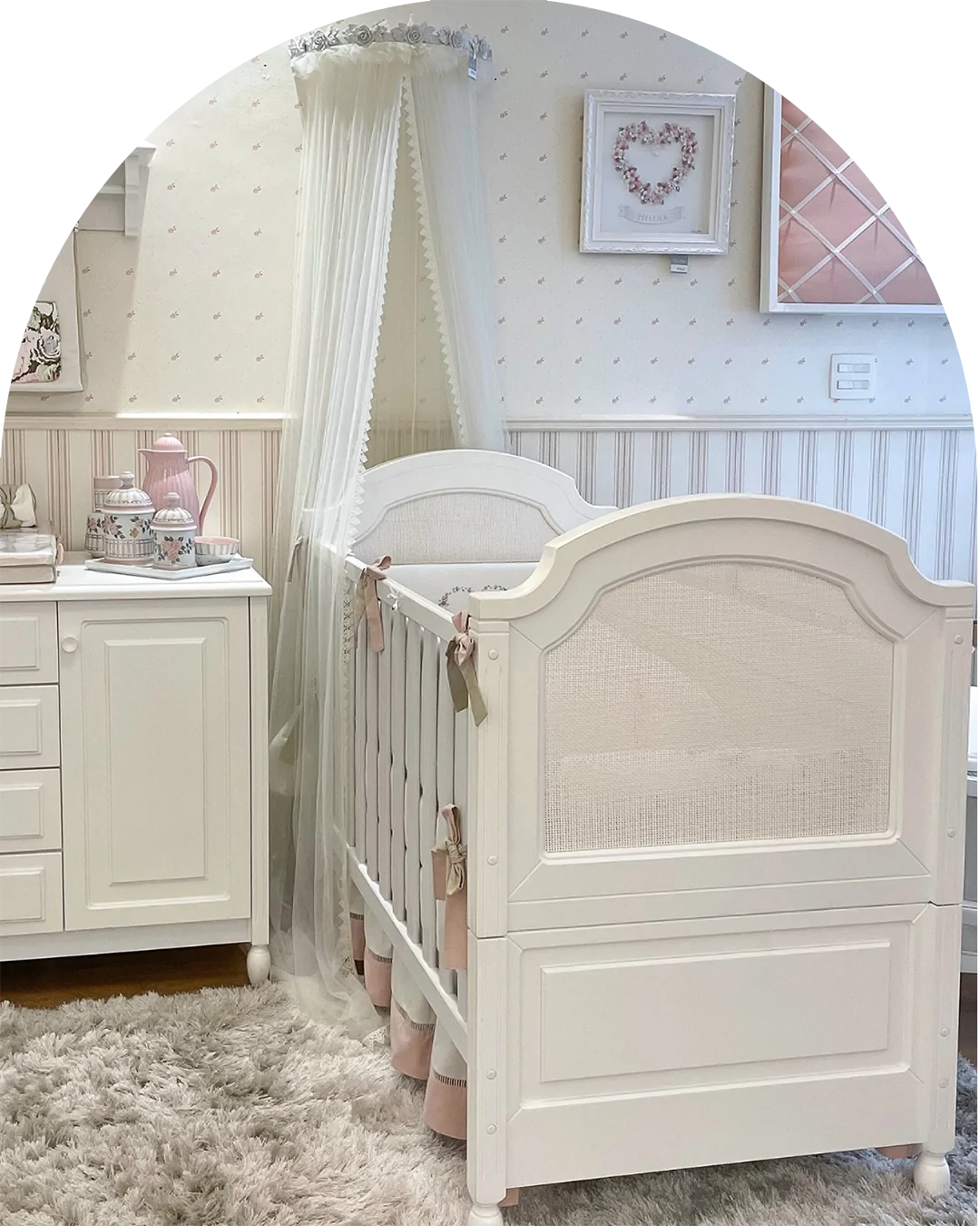 Berço branco clássico com dossel em quarto de bebê