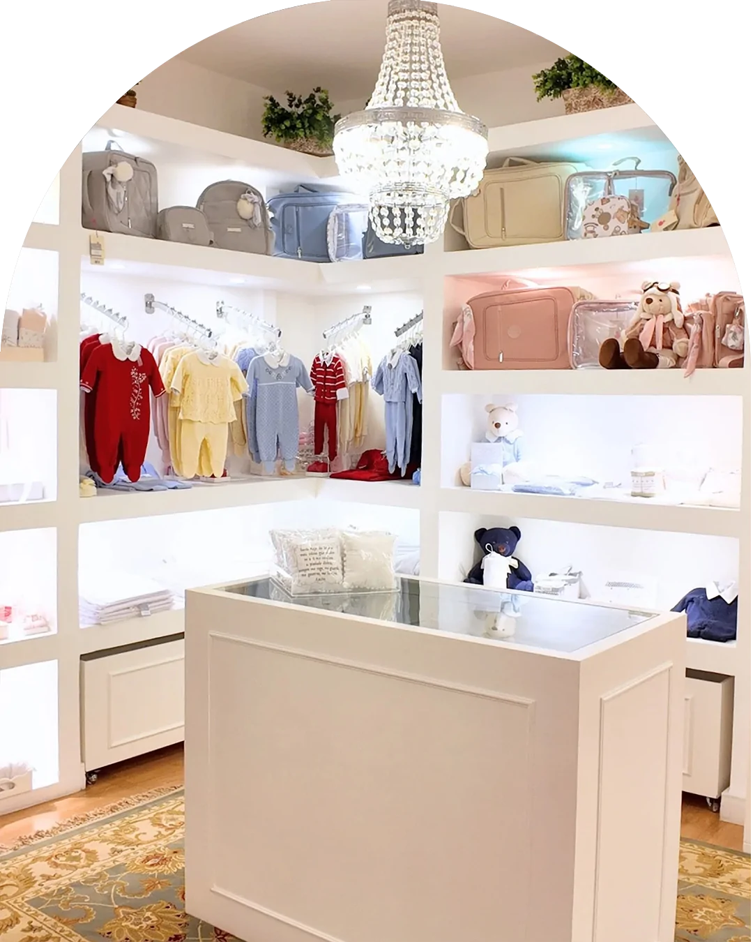 Showroom de enxoval com roupinhas e bolsas maternidade